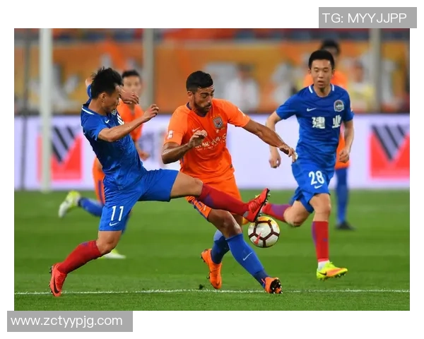 山东鲁能与河南建业激战正酣戴琳铲球瞬间引发热议 山东鲁能与河南建业激战正酣戴琳铲球瞬间引发热议